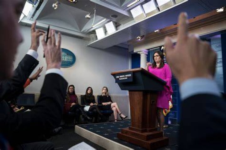 A Pulitzerwinning columnist took jabs at Sarah Huckabee Sanders&rsquo;s