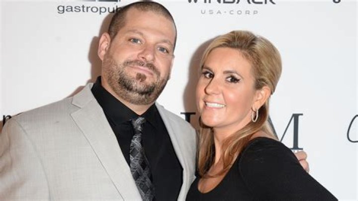 Does Jarrod Schulz from Storage Wars married to the job? His wiki, net