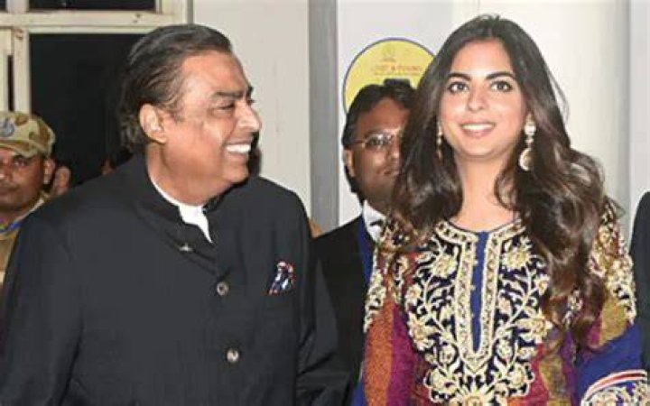 Isha Ambani Tightly Holds Father Mukesh Ambani&rsquo;s Hand In The Crowd