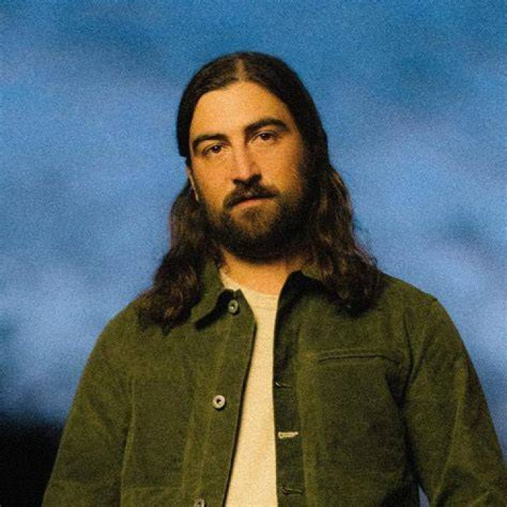 Know All About Noah Kahan Girlfriend Brenna Nolan!