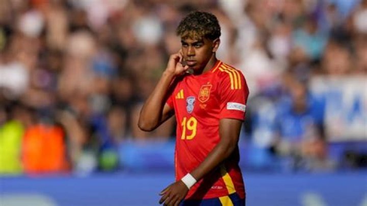 Lamine Yamal se convierte en el debutante m&aacute;s joven del Barcelona La