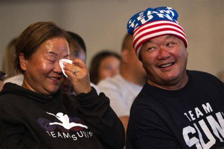 Suni Lee’s parents react to her winning the gold medal